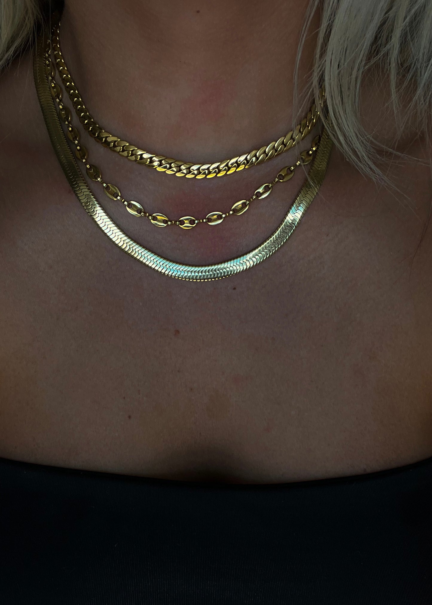 THIN SHINY GOLD NECKLACE (TOP NECKLACE)